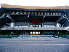 梅雨時の改修中日本武道館