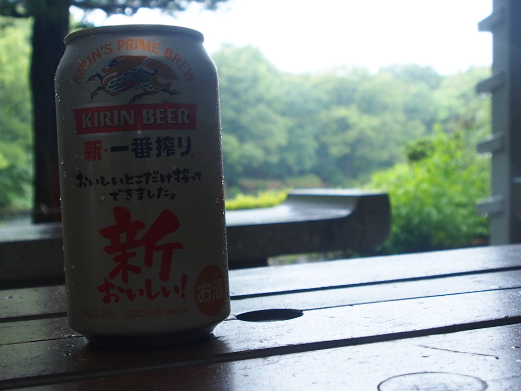 雨の公園で一杯
