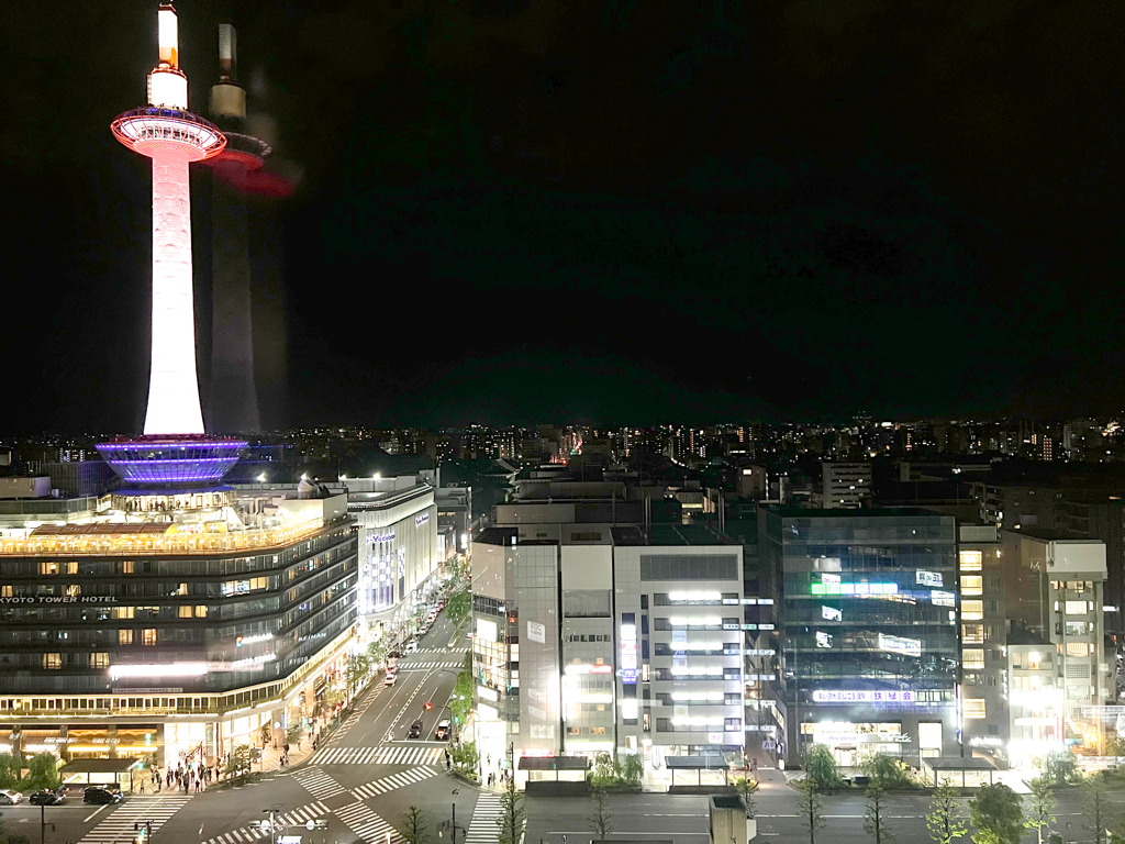 一室からの京都の夜