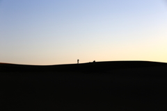 砂丘の夕日と人間模様 Ⅱ