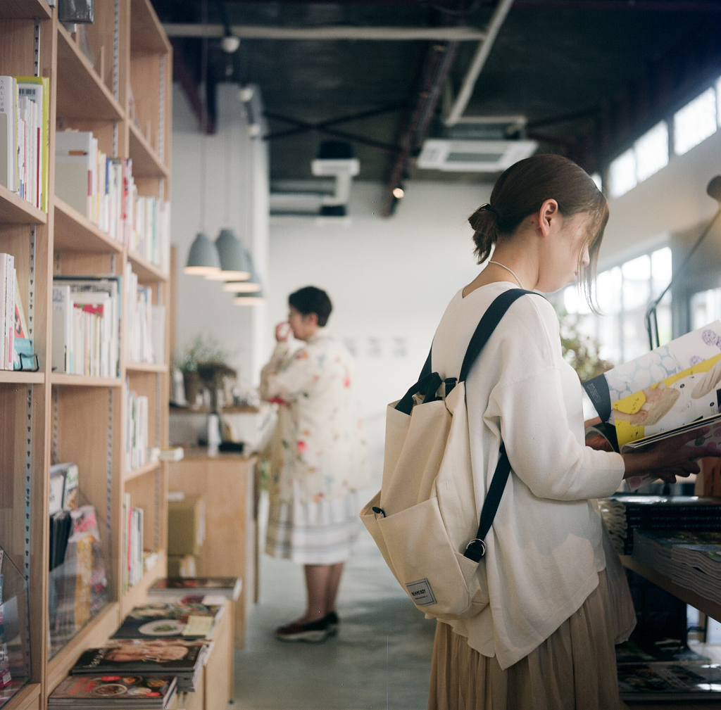 本を読む人。注文する人。