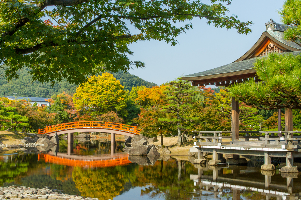 紅葉の太鼓橋と水鏡