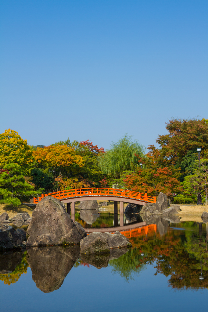 紅葉の太鼓橋と水鏡