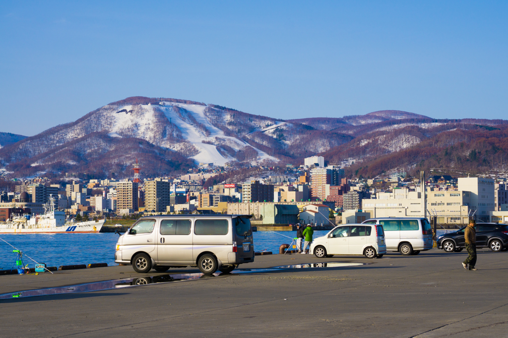 厩岸壁から小樽市街、天狗山を望む