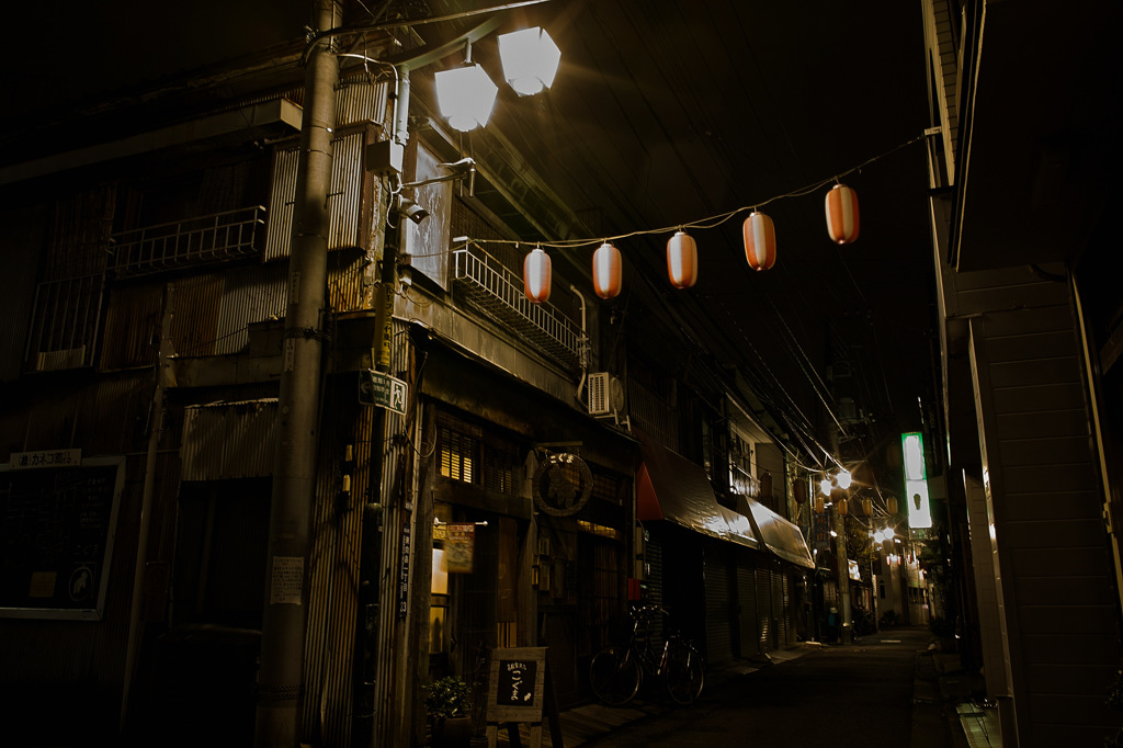 鳩の街 at night