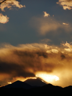 富士山と夕陽と青空と雪煙。