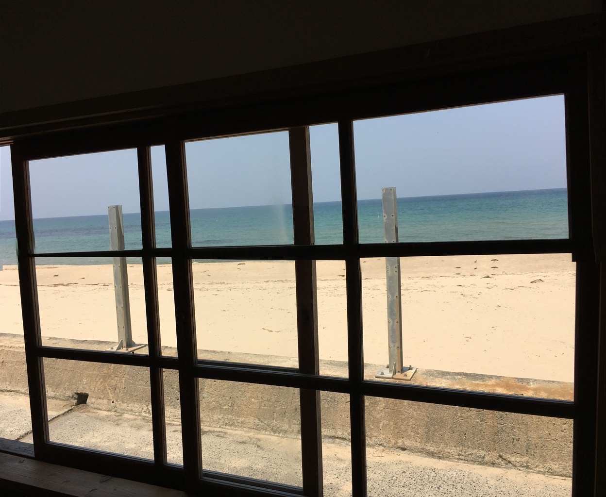浜辺のカフェの窓から