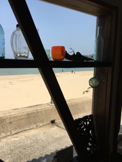 浜辺の窓