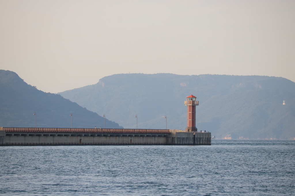 高松港玉藻防波堤　赤灯台