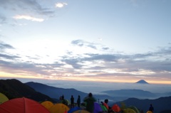 北岳山荘テント場御来光