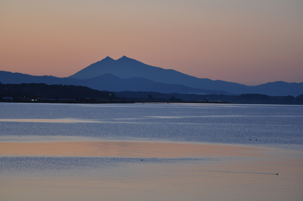 湖畔の夕暮れ　