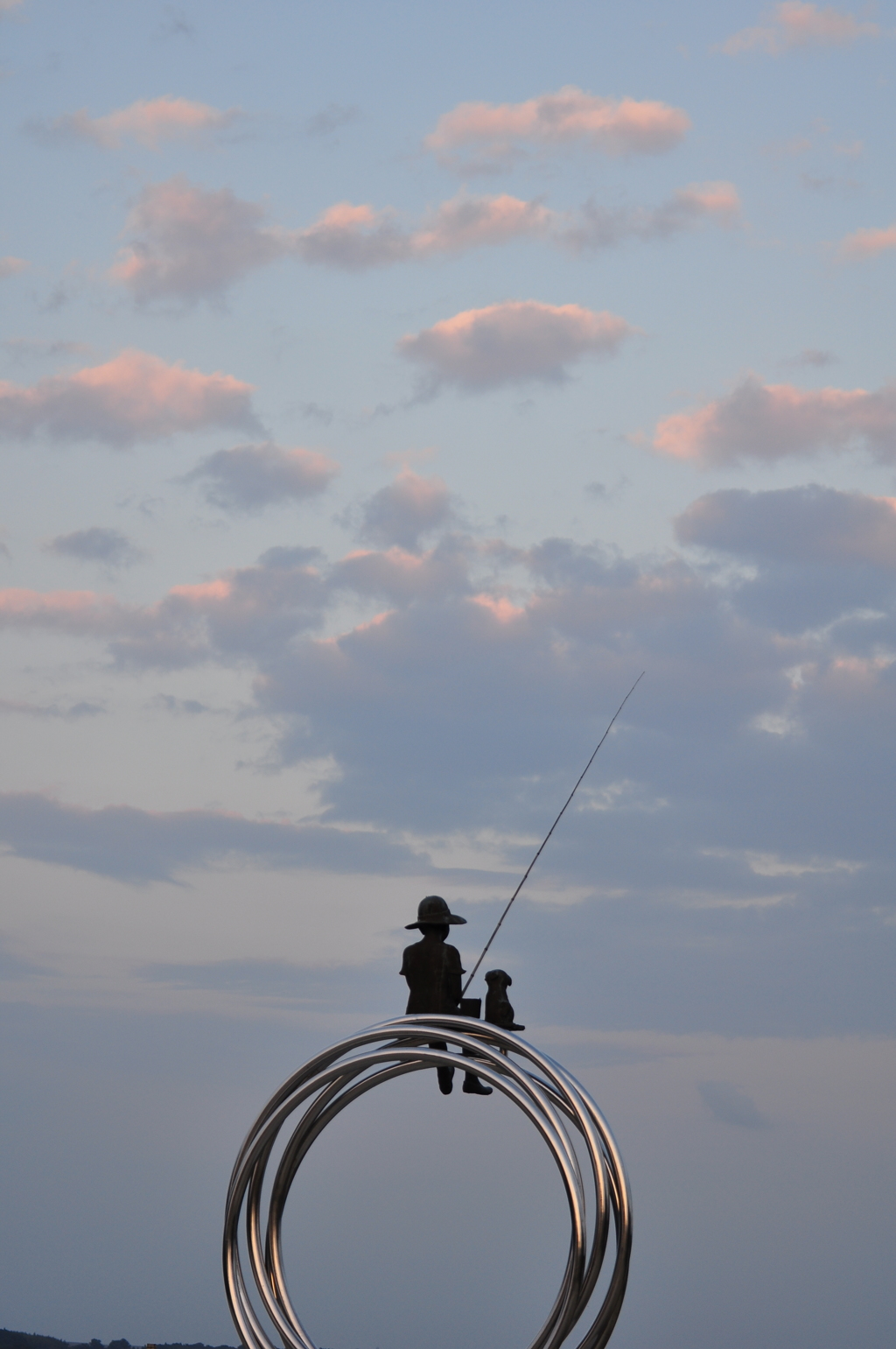 釣りをする少年