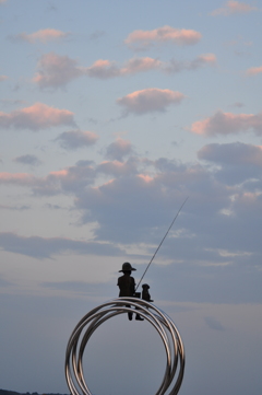釣りをする少年