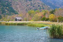 湖畔の彩り