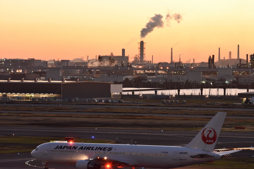 飛行機越しの工業地帯