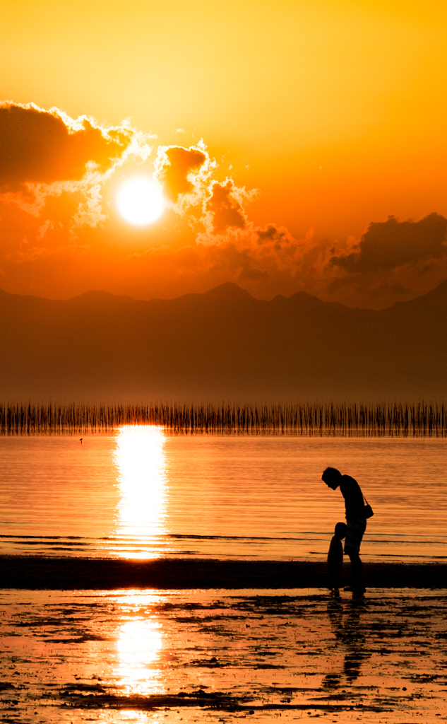 夕日と親子