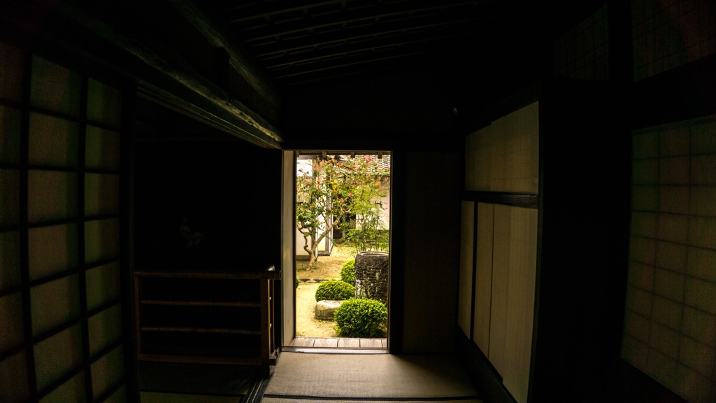 中庭への扉