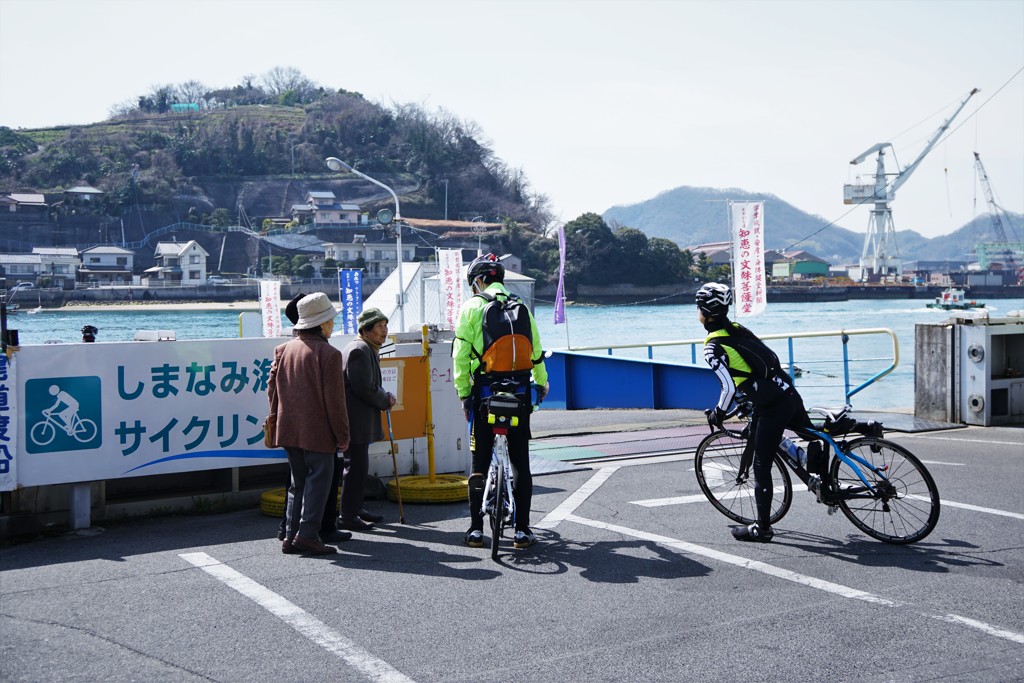 サイクリストとおばあさん