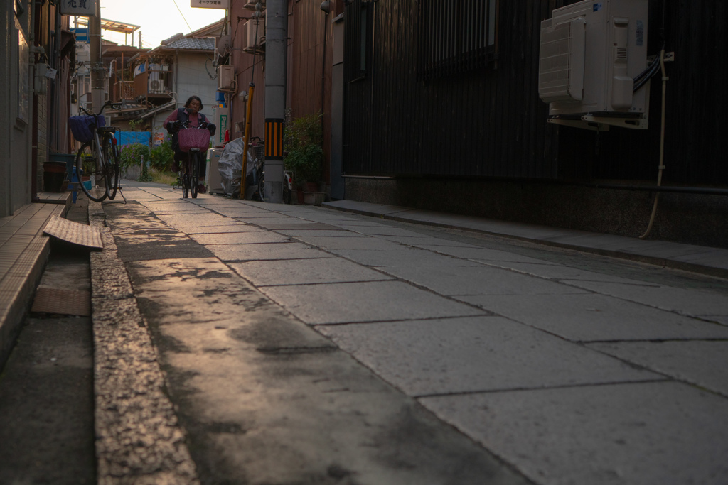 石畳の路地にて