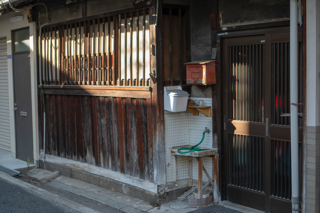 この民家の前で、ボクは足を止めた