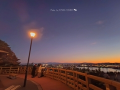 山形県酒田市から12月の夕景の月山を