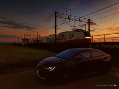 晩夏の夕景で特急いなほとカローラセダン