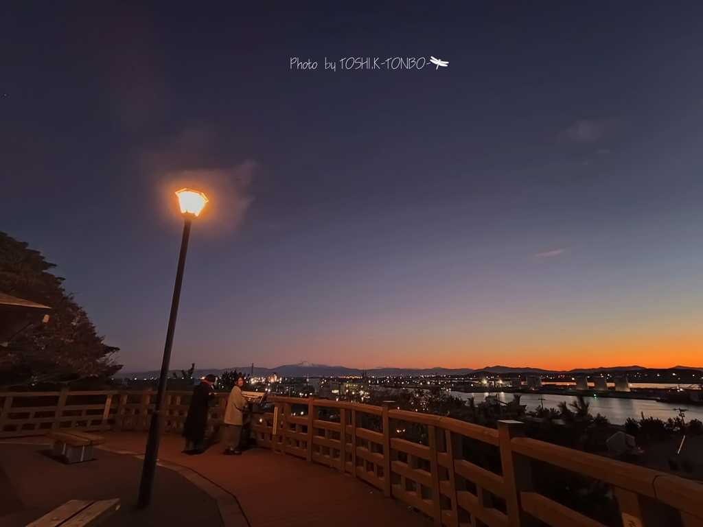 山形酒田市から夕景の月山を