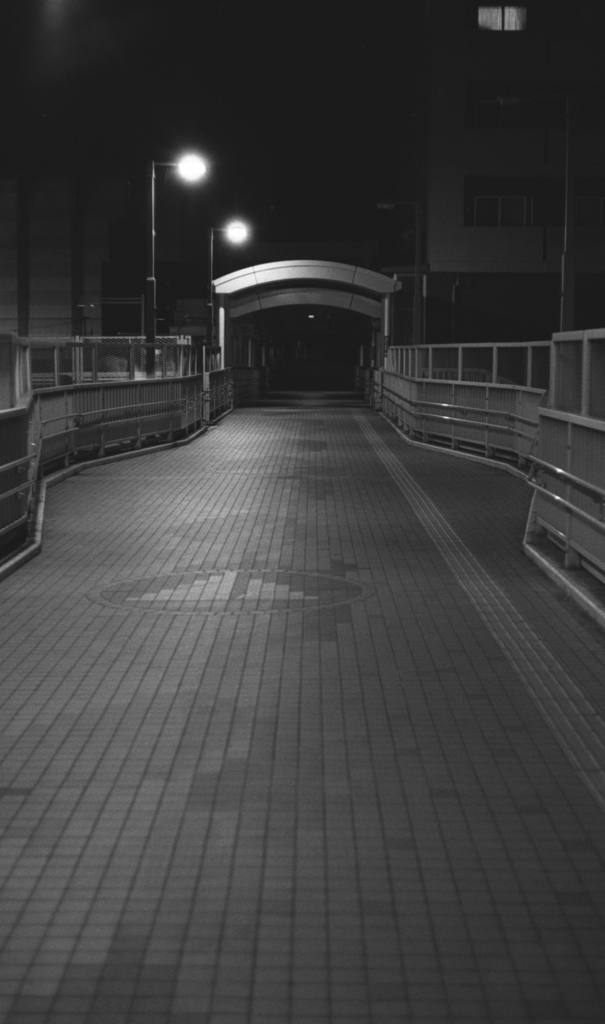 夜の陸橋