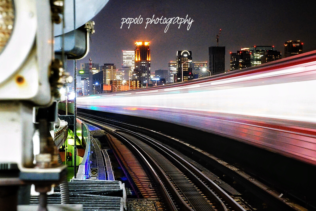 地下鉄と梅田の夜景