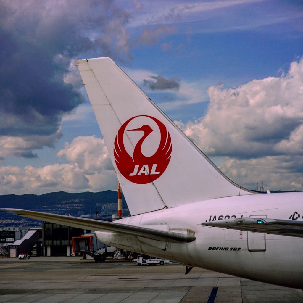 沖縄の空と赤い尾翼