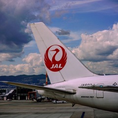 沖縄の空と赤い尾翼