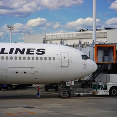 青とオレンジと機首の風景