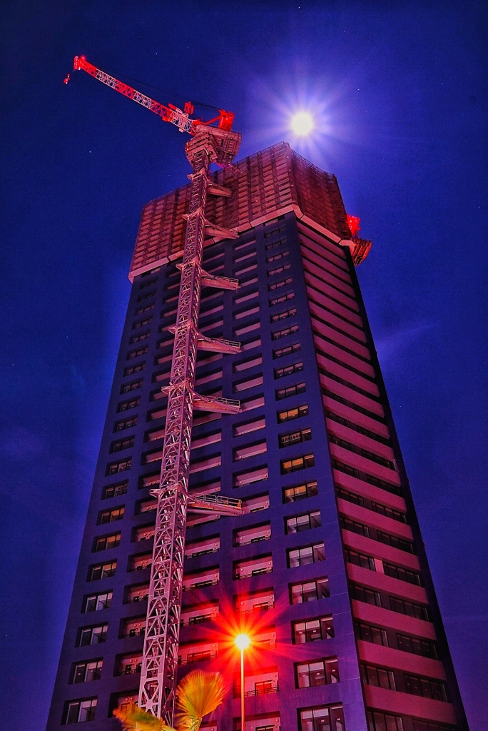 月明りと建築マンション照葉 