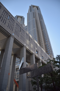 東京都庁を見上げて