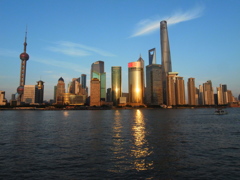 中国　上海　高層ビル群　夕暮れ　 浦東　黄浦江