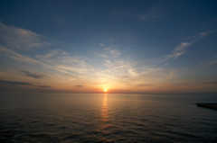 両手を拡げた夕日？