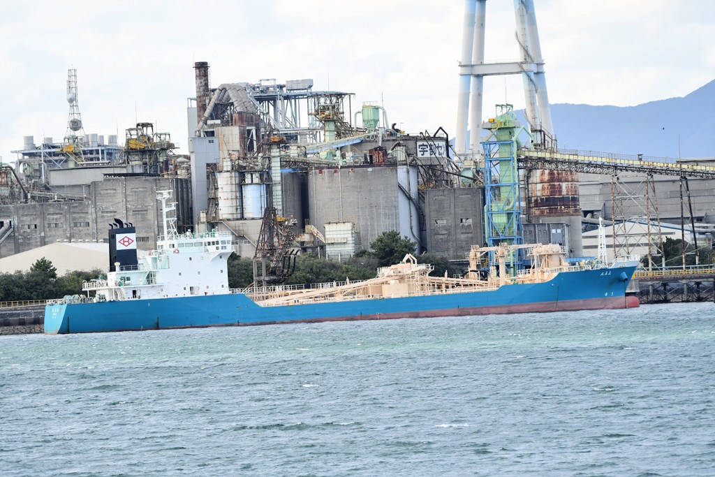 苅田港　セメント船