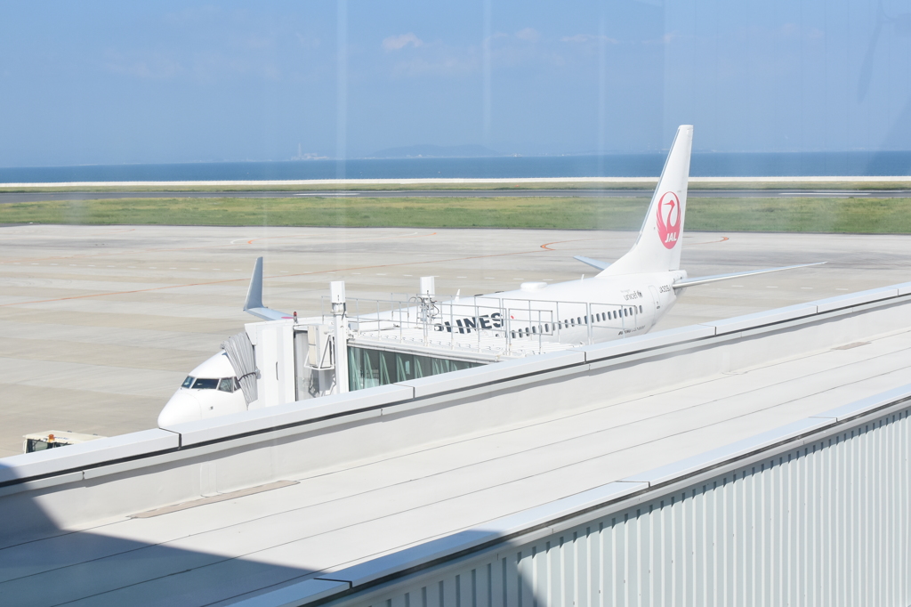 北九州空港　ボーイング737　駐機　窓越しから