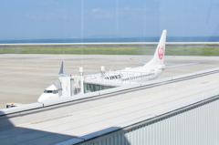 北九州空港　ボーイング737　駐機　窓越しから