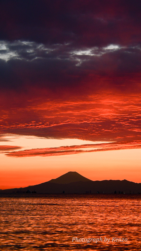 爆焼けの夕景と富士山～稲毛海浜公園～