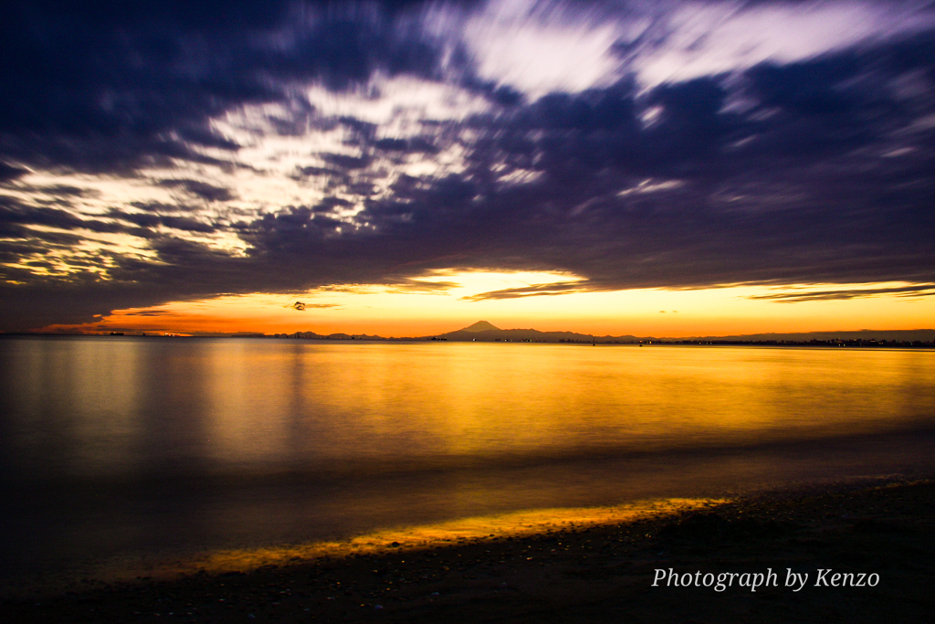 夕空に染まる海面と富士山～稲毛海浜公園～