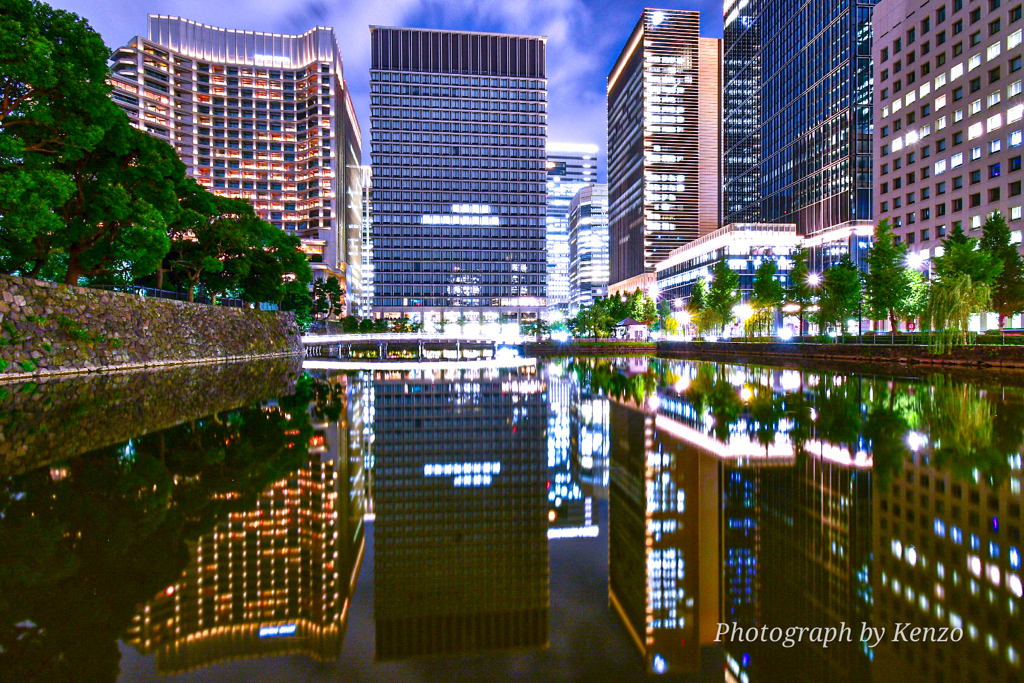 和田倉噴水公園・ビル群のリフレクション