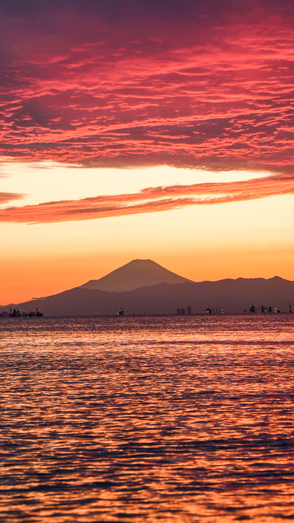 爆焼けの夕景と富士山～稲毛海浜公園～