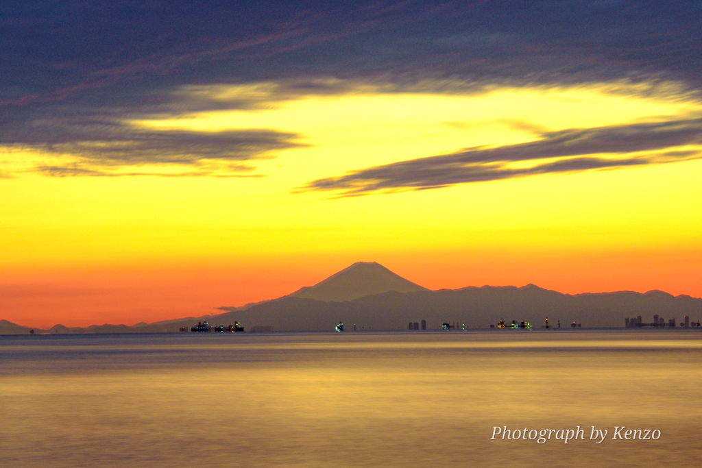 夕空に染まる海面と富士山～稲毛海浜公園～