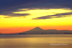 夕空に染まる海面と富士山～稲毛海浜公園～