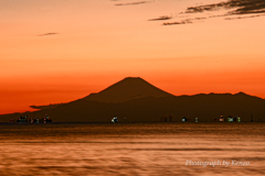 夕空に染まる海面と富士山～稲毛海浜公園～