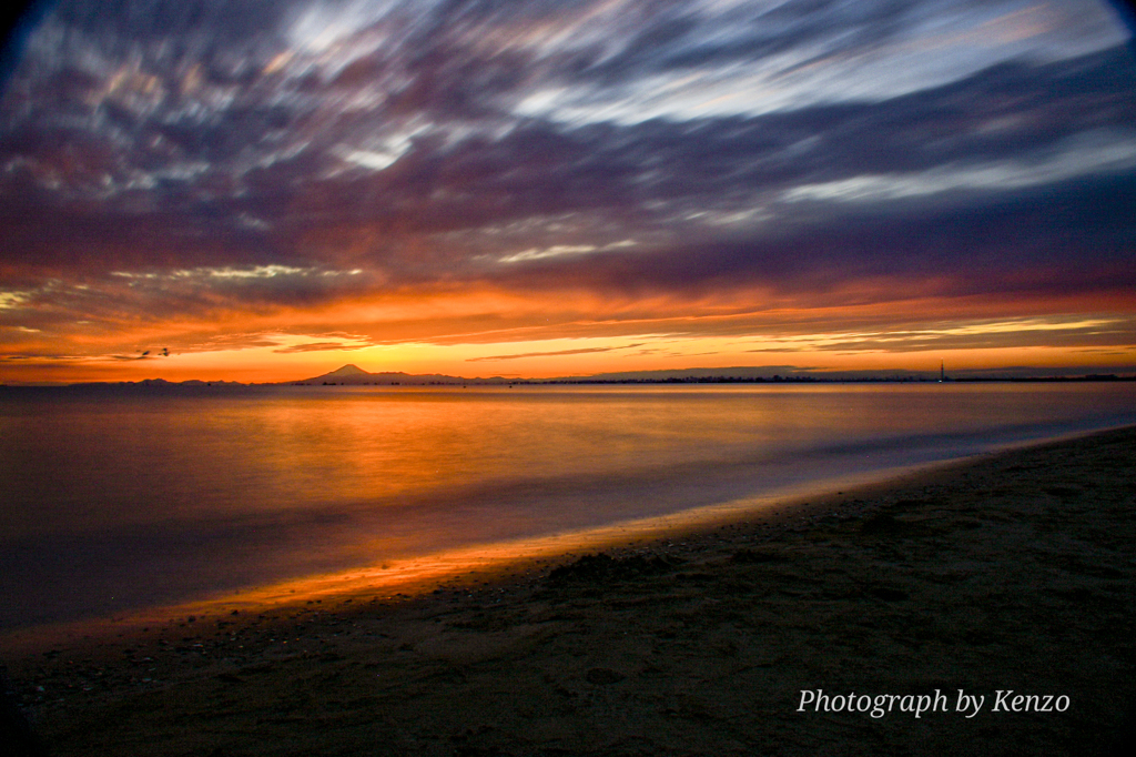 東京湾越の夕景と富士山～稲毛海浜公園～