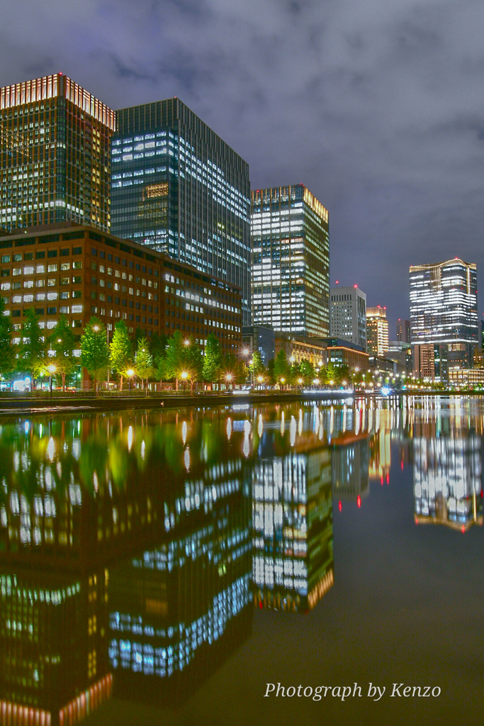 皇居外苑・ビル群のリフレクション