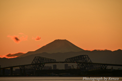 オレンジ空に染まる富士のシルエット