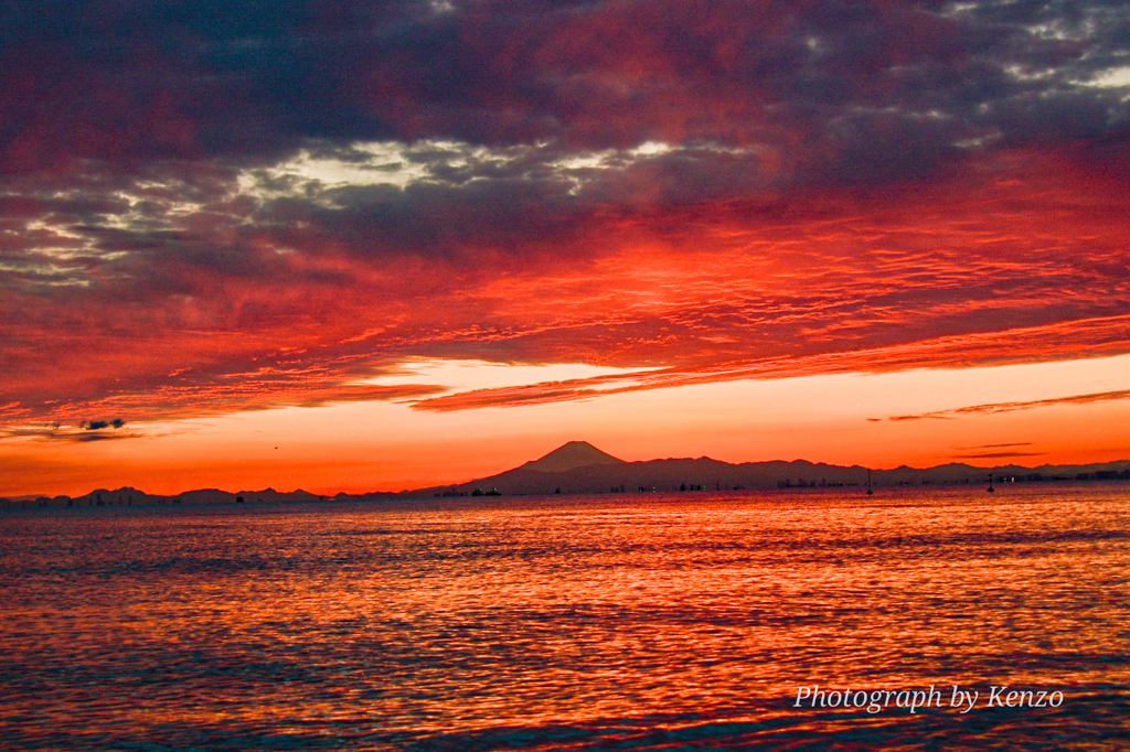爆焼けの夕景と富士山～稲毛海浜公園～